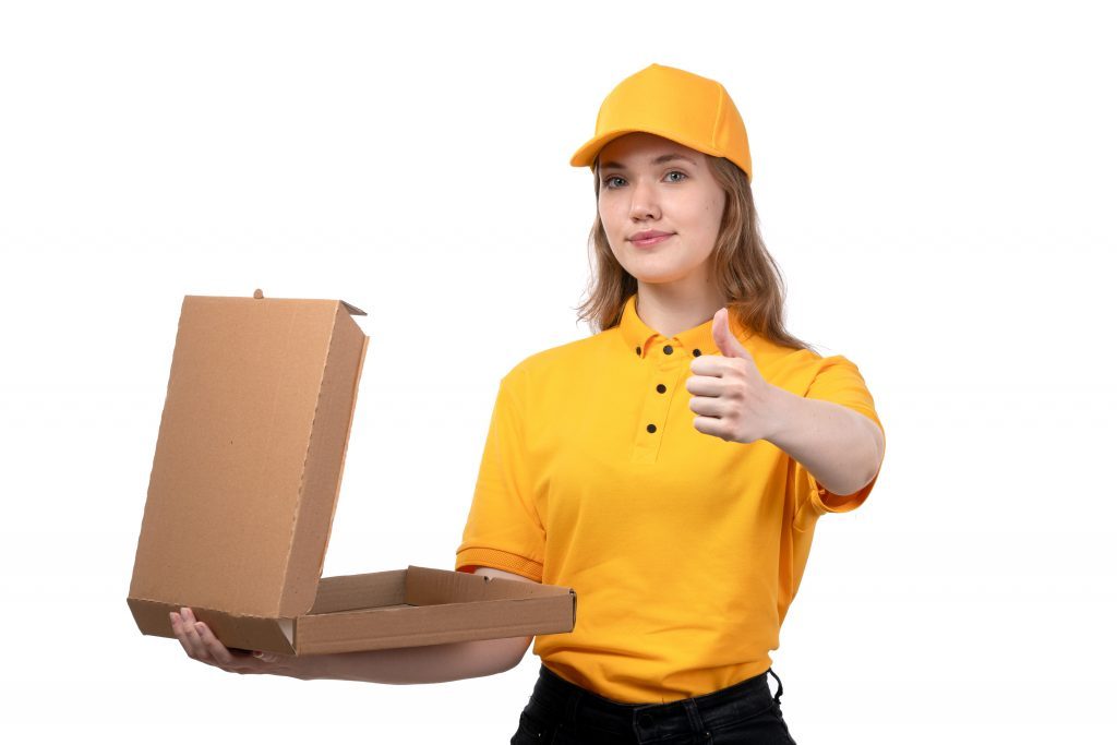 Como esterilizar embalagens plásticas, mulher carregando caixa de pizza